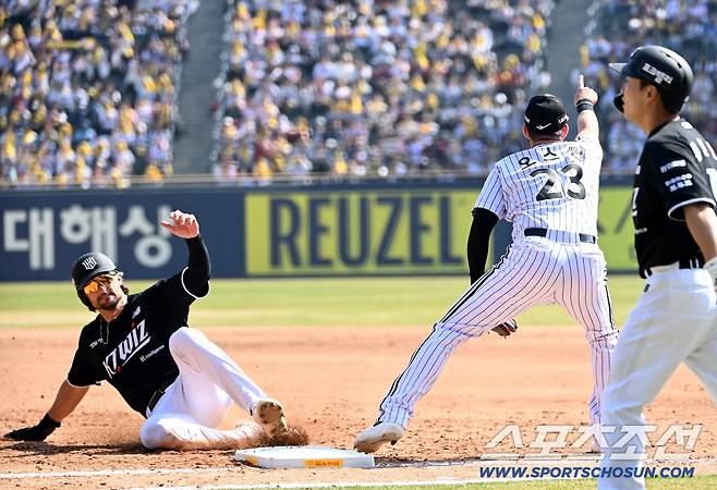 옆에 떨어지는 플라이 못잡고... 중견수 플라이에 2루까지 뛰다 아웃. 2점 손해봤다. 새 외인타자 왜이래?[잠실 현장]