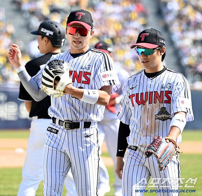 옆에 떨어지는 플라이 못잡고... 중견수 플라이에 2루까지 뛰다 아웃. 2점 손해봤다. 새 외인타자 왜이래?[잠실 현장]