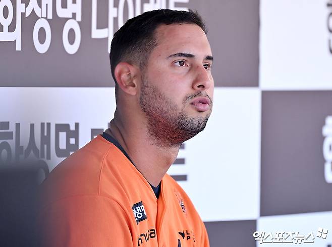 '벌써 폰세 그리우면 안 되는데' 베네수엘라 특급 韓 데뷔전 쓴맛, 4⅔이닝 4볼넷 4실점 [대전 라이브]