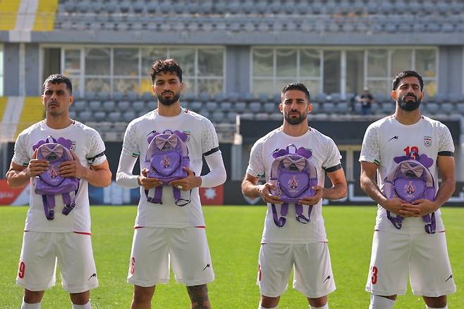 '미국 보고 있나?'…이란 축구대표팀 무서운 경고, 세계가 깜짝 놀랐다→나이지리아전에 '미사일 폭격+사망' 초등생 책가방 앞세워 찰칵