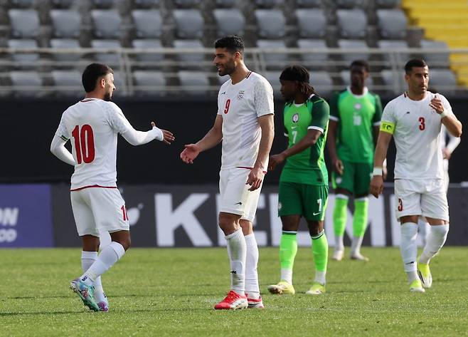 '미국 보고 있나?'…이란 축구대표팀 무서운 경고, 세계가 깜짝 놀랐다→나이지리아전에 '미사일 폭격+사망' 초등생 책가방 앞세워 찰칵