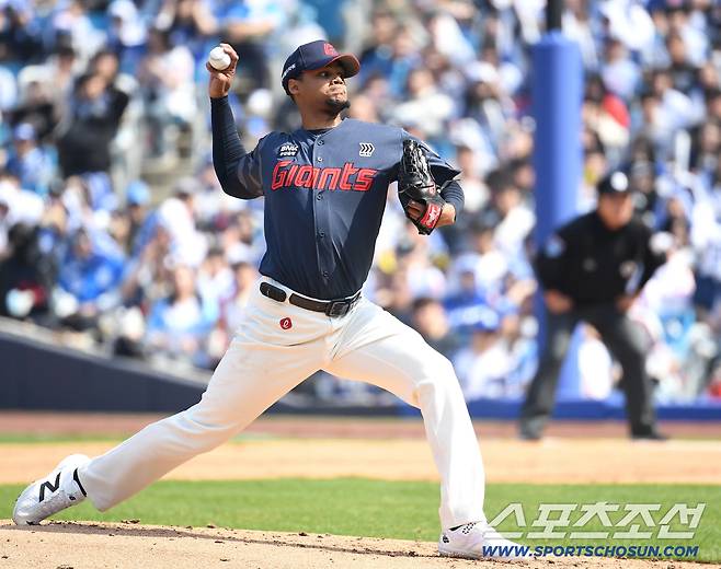 '제2의 폰세' 맞네, 156㎞ 광속구, 144㎞ 체인지업, 데뷔전 무실점, 피치콤 트러블→5볼넷→101구는 숙제