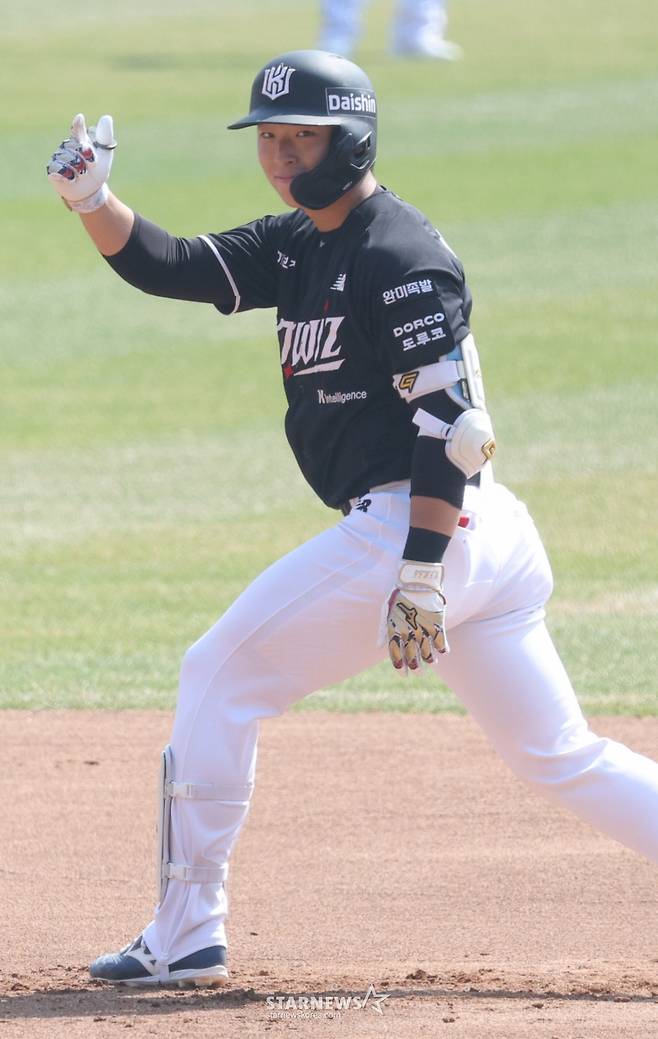 '고졸 신인 이강민 데뷔전 3안타! 30년 만에 역사 썼다' KT, LG에 11-7 승리 [잠실 현장리뷰]