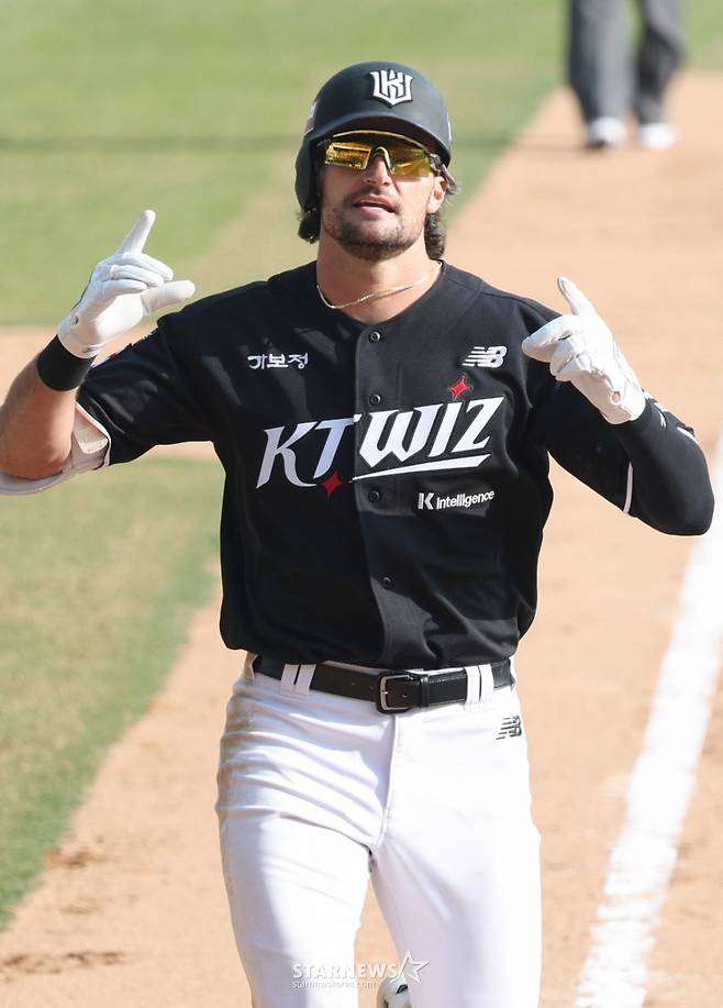 '고졸 신인 이강민 데뷔전 3안타! 30년 만에 역사 썼다' KT, LG에 11-7 승리 [잠실 현장리뷰]