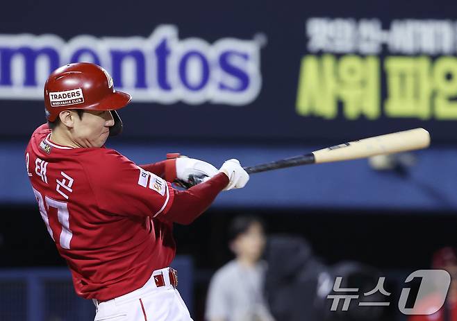 SSG, '끝내기 폭투'로 9회말 극적인 역전극…KIA에 7-6 승리