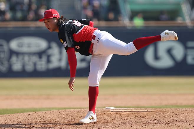 '20억원 계약' 김범수, KIA 데뷔전서 아웃카운트 하나도 못 잡고 3실점