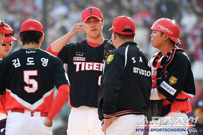 '다 잡은 개막전 날렸다' 마무리 정해영 흔들, 조상우 끝내기 폭투...KIA 9회 대참사 [인천 현장]