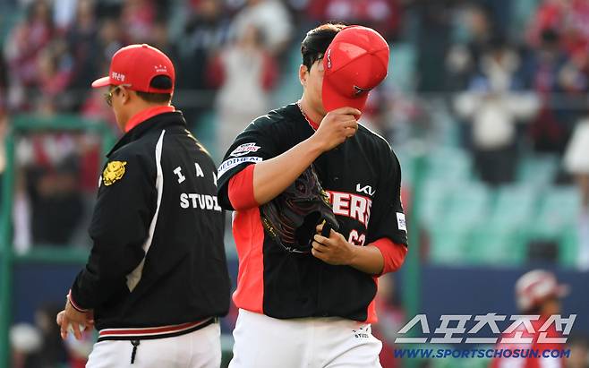 '다 잡은 개막전 날렸다' 마무리 정해영 흔들, 조상우 끝내기 폭투...KIA 9회 대참사 [인천 현장]