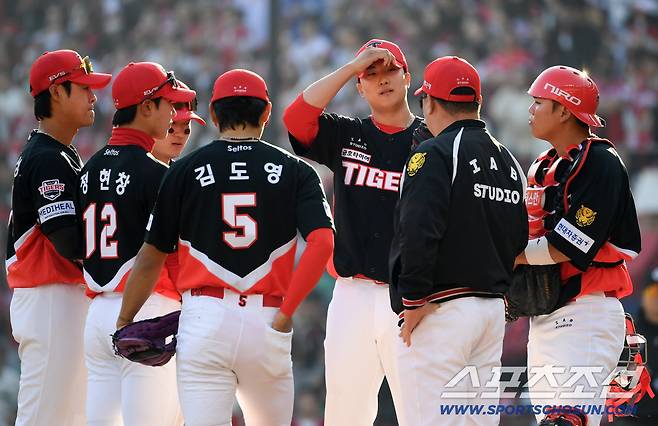 '다 잡은 개막전 날렸다' 마무리 정해영 흔들, 조상우 끝내기 폭투...KIA 9회 대참사 [인천 현장]