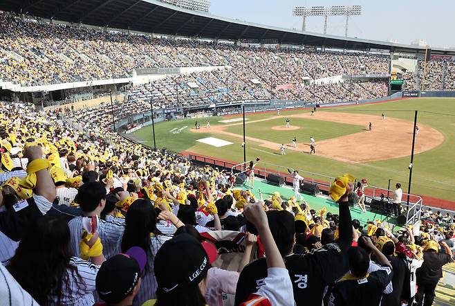 한화 강백호, 연장 11회 말 안타…기아 29년 만에 개막전 끝내기 폭투 패