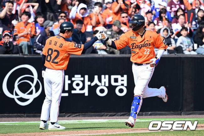 '도파민 폭발' 한화 개막전부터 화끈하다! 문현빈 추격타→노시환 동점타→강백호 끝내기, 연장 11회 끝 키움에 10-9 대역전 드라마 [대전 리뷰]