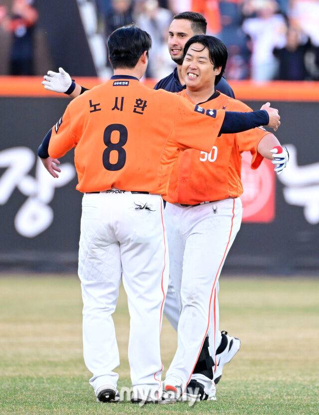 이러니 한화 팬들이 문현빈+노시환+강백호에 반하지, 7294일 만에 이 기록이라니…김경문