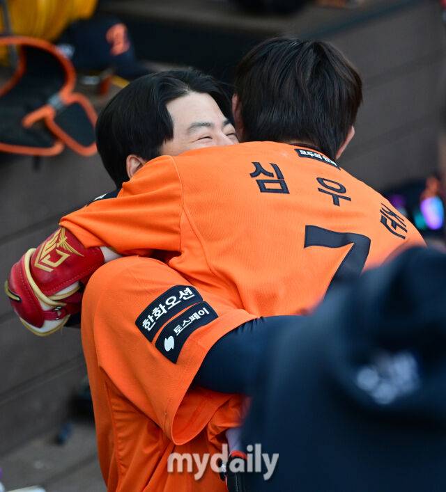 이러니 한화 팬들이 문현빈+노시환+강백호에 반하지, 7294일 만에 이 기록이라니…김경문