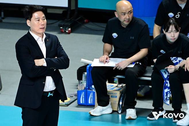 ‘PO 탈락’ 강성형 현대건설 감독 “이렇게 보내서 효진이에게 미안하네요” [쿠키 현장]