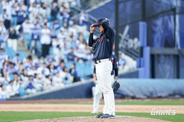 3점 차 9회 2사 만루에서 '미소'라니, 美친 강심장 신인 투수 탄생했다…