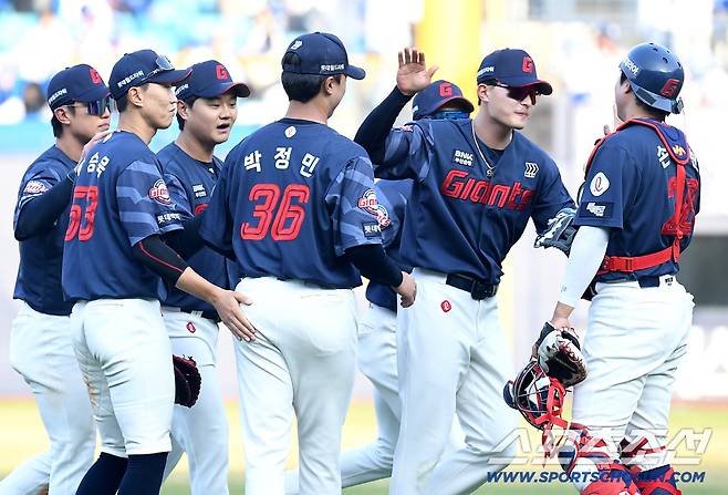 재밌는 거야, 수준 떨어지는 거야...개막부터 '대난장쇼' 1300만 흥행 도전 '양날의 검'