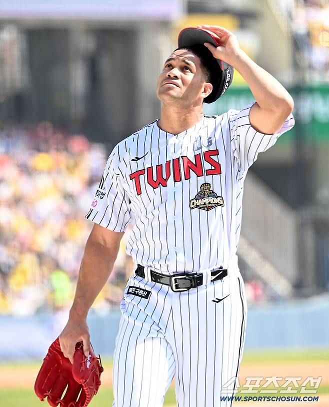 재밌는 거야, 수준 떨어지는 거야...개막부터 '대난장쇼' 1300만 흥행 도전 '양날의 검'