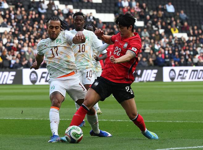 [코트디전 전반리뷰]'조유민 자동문 수비+골대 2번 강타' 홍명보호, 잘 싸우고도 측면 뚫리며 전반 0-2 끌려가