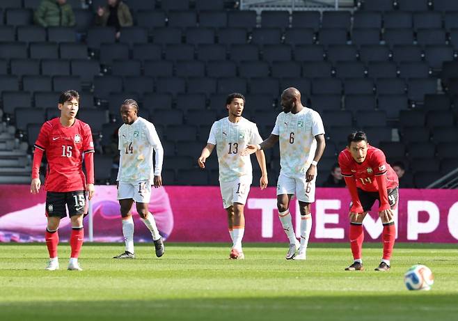 김민재 빼고 수비수 역량 낙제점…그런데 홍명보 감독은 '백4+백3' 넘나들기 마이웨이