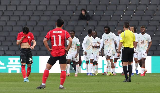 무더기 골 내주며 와르르 무너진 수비진…홍명보호, ‘가상 남아공’ 코트디부아르에 완패