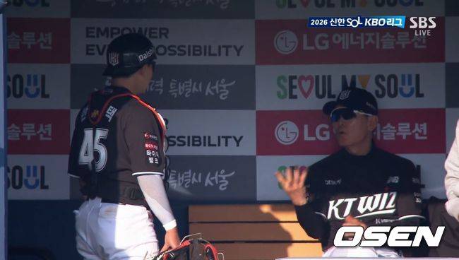 8회 5점 리드였는데, 마무리가 5아웃 세이브를 해야 하나…34구, 개막전부터 혹사 시작인가