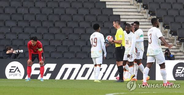 같은 FIFA랭킹 30위권 상대... 한국은 완패, 일본은 무실점 승리