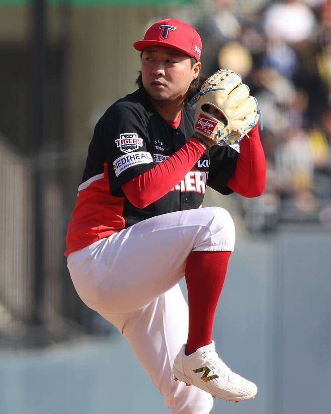 한화 떠난 두 필승조, 김범수·한승혁 첫날부터 안 풀리네…개막전서 나란히 삐끗했다