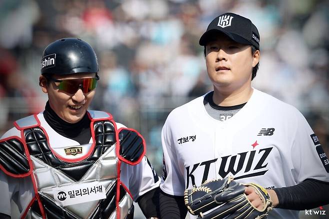 한화 떠난 두 필승조, 김범수·한승혁 첫날부터 안 풀리네…개막전서 나란히 삐끗했다