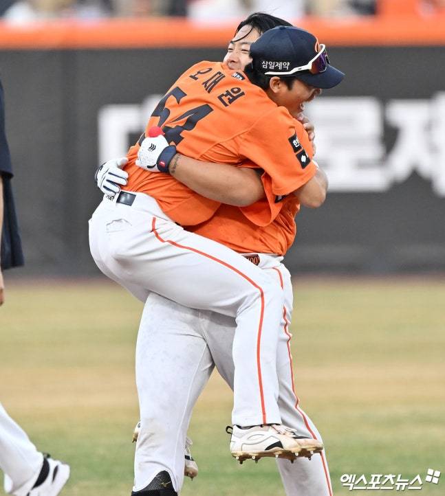 한화 트레이드 끝내 빠그라졌다! 그런데 오히려 잘됐네…안타+안타+안타, '19세 중견수' 또또 최초 역사→'우승 청부사' 푹 안겼다 [대전 현장]
