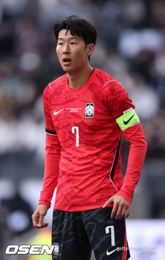 최악 패배에 고개 떨군 '주장' 손흥민,