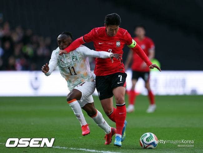 최악 패배에 고개 떨군 '주장' 손흥민,