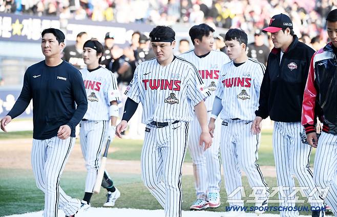 이게 '졌잘싸'다. 우승후보 다웠다. 11-3에서 필승조 다 끌어낸 LG파워[잠실 현장]