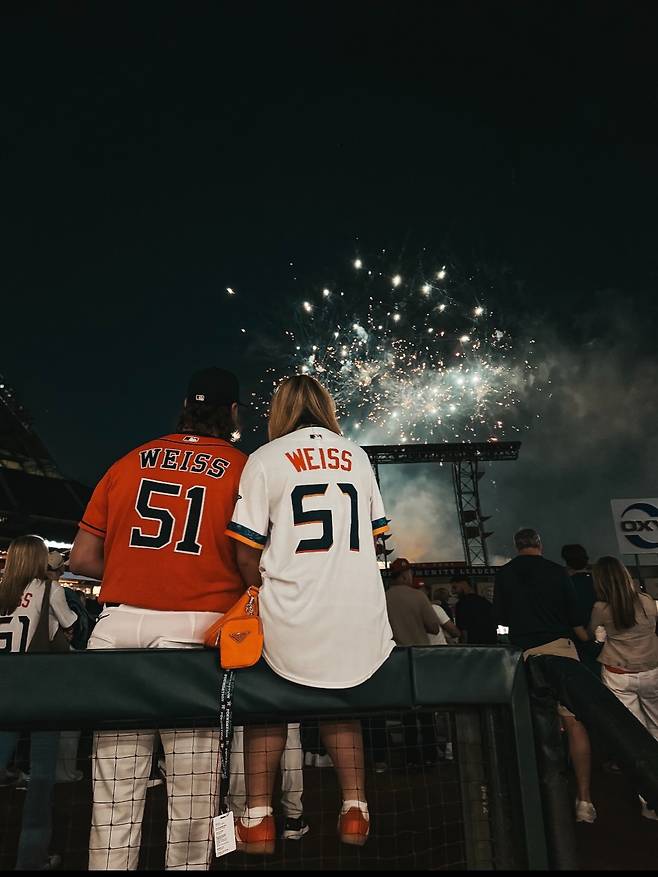 '30살 감격 ML 데뷔' 한화 떠난 가치 충분했다, 와이스 아내와 자축…