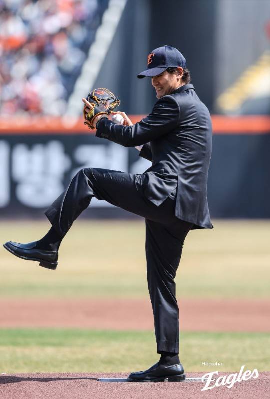 수트 입은 코리안 특급, 왜