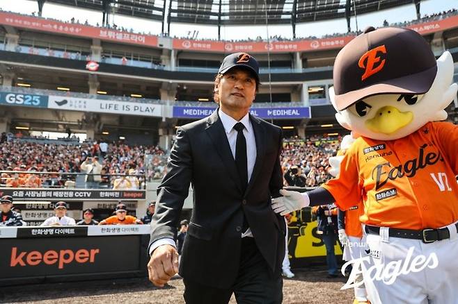 수트 입은 코리안 특급, 왜