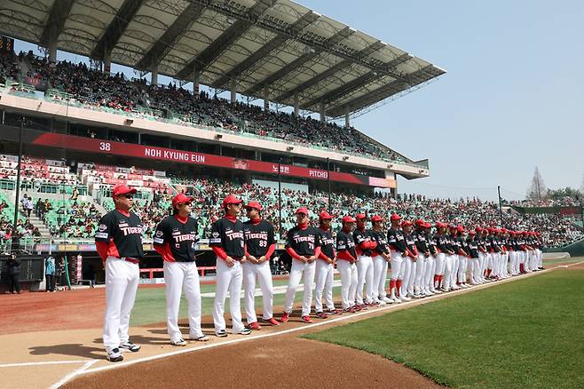 ‘인천 잔혹사’ KIA 덮친 불펜 붕괴, 개막전부터 ‘와르르’ [SS문학in]