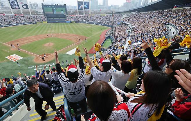 ‘개막 시리즈’에 21만 관중 열광…한화·롯데 웃고, LG·삼성 울었다