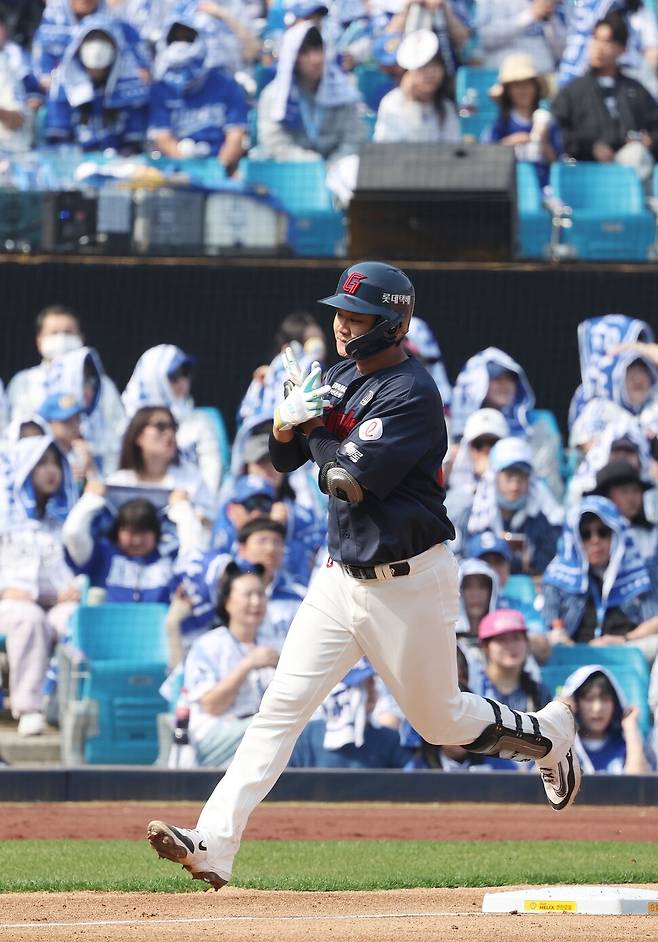 ‘개막 시리즈’에 21만 관중 열광…한화·롯데 웃고, LG·삼성 울었다