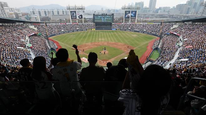 “와 이리 잘 넘기노”…‘7홈런’ 롯데, 개막 2연승 질주