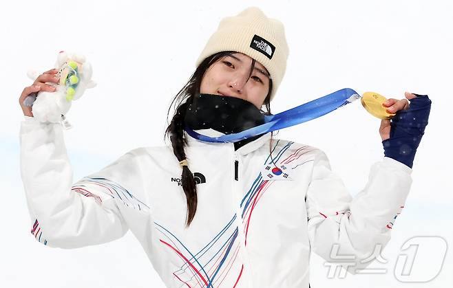 '올림픽 금메달' 최가온, 스노보드 월드컵 파크 앤 파이프 시즌 종합 1위