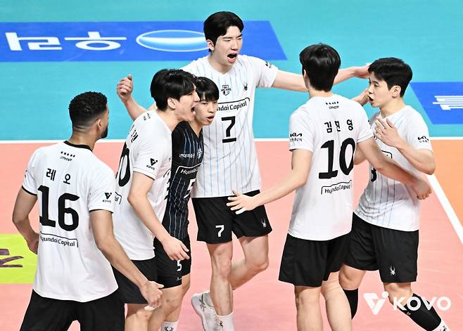 '또 리버스 스윕' 현대캐피탈 대역전 드라마, 우리카드 돌풍 잠재우고 챔프전 진출 [장충 현장리뷰]