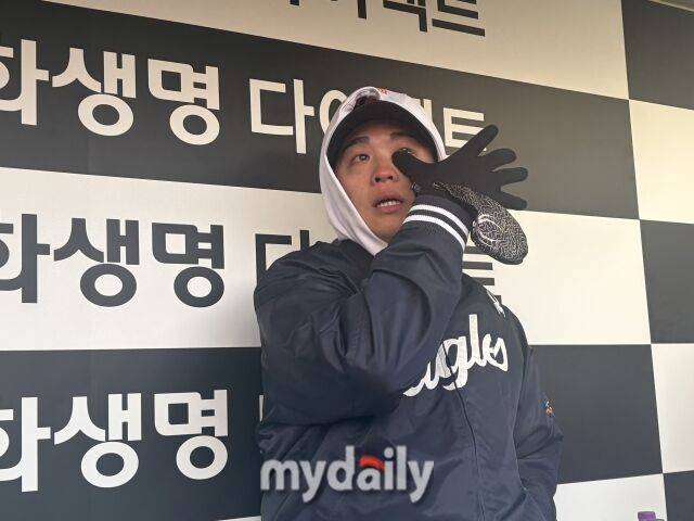 '할머니 품에 안긴 손자' 대만 특급 좌완 얼마나 이 순간 기다렸나…일본 2군 7년→韓 데뷔전 승리 눈물 펑펑