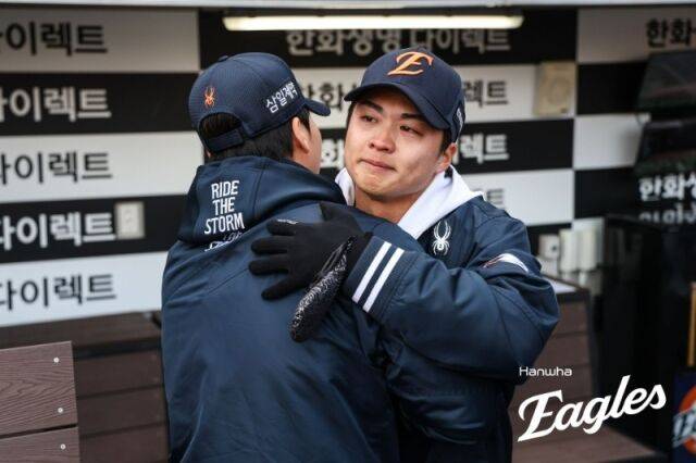 '할머니 품에 안긴 손자' 대만 특급 좌완 얼마나 이 순간 기다렸나…일본 2군 7년→韓 데뷔전 승리 눈물 펑펑