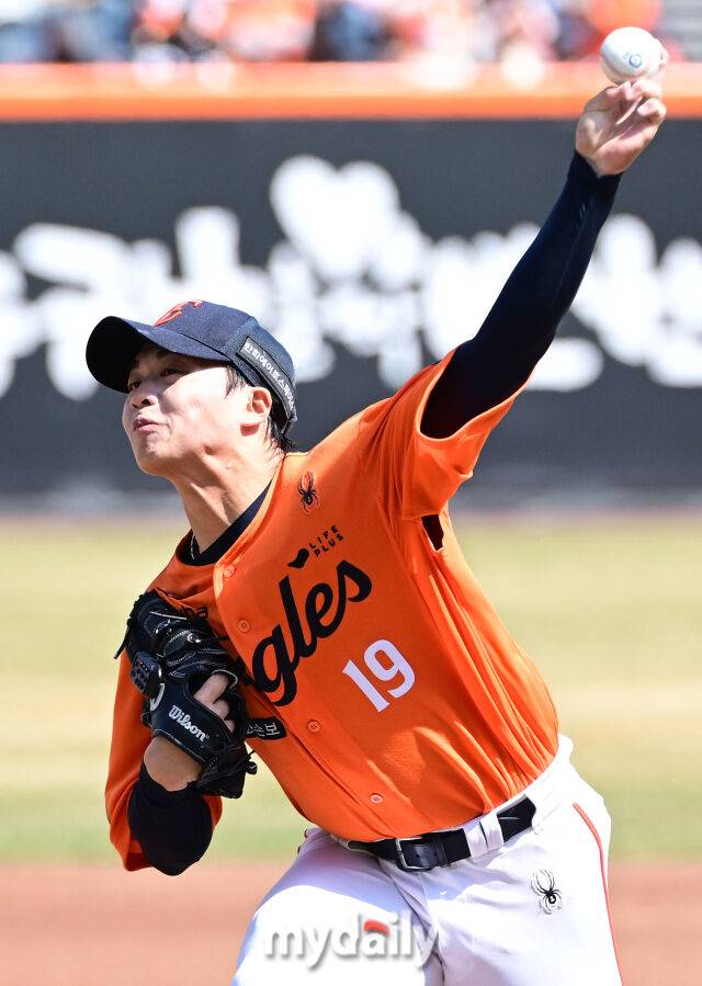 '할머니 품에 안긴 손자' 대만 특급 좌완 얼마나 이 순간 기다렸나…일본 2군 7년→韓 데뷔전 승리 눈물 펑펑