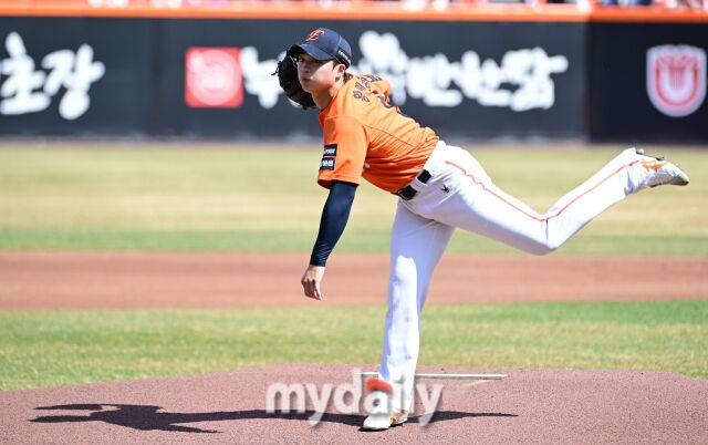 '할머니 품에 안긴 손자' 대만 특급 좌완 얼마나 이 순간 기다렸나…일본 2군 7년→韓 데뷔전 승리 눈물 펑펑