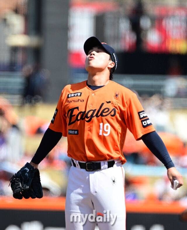 '할머니 품에 안긴 손자' 대만 특급 좌완 얼마나 이 순간 기다렸나…일본 2군 7년→韓 데뷔전 승리 눈물 펑펑