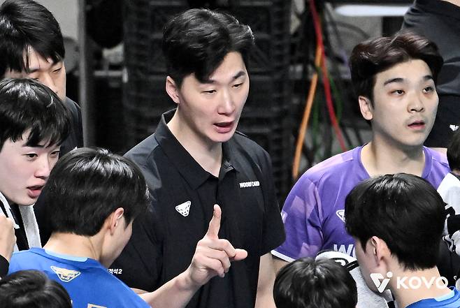 우리카드 박철우 감독대행이 좋은 감독 재목임을 알 수 있는 한마디 “플레이오프 1,2차전 패배는 전적으로 내 책임이다” [남정훈의 오버 더 네트]