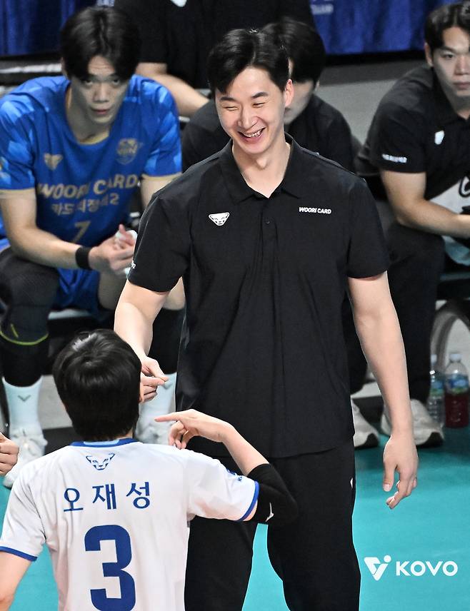 우리카드 박철우 감독대행이 좋은 감독 재목임을 알 수 있는 한마디 “플레이오프 1,2차전 패배는 전적으로 내 책임이다” [남정훈의 오버 더 네트]