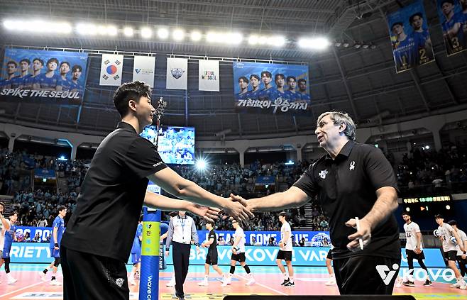 우리카드 박철우 감독대행이 좋은 감독 재목임을 알 수 있는 한마디 “플레이오프 1,2차전 패배는 전적으로 내 책임이다” [남정훈의 오버 더 네트]