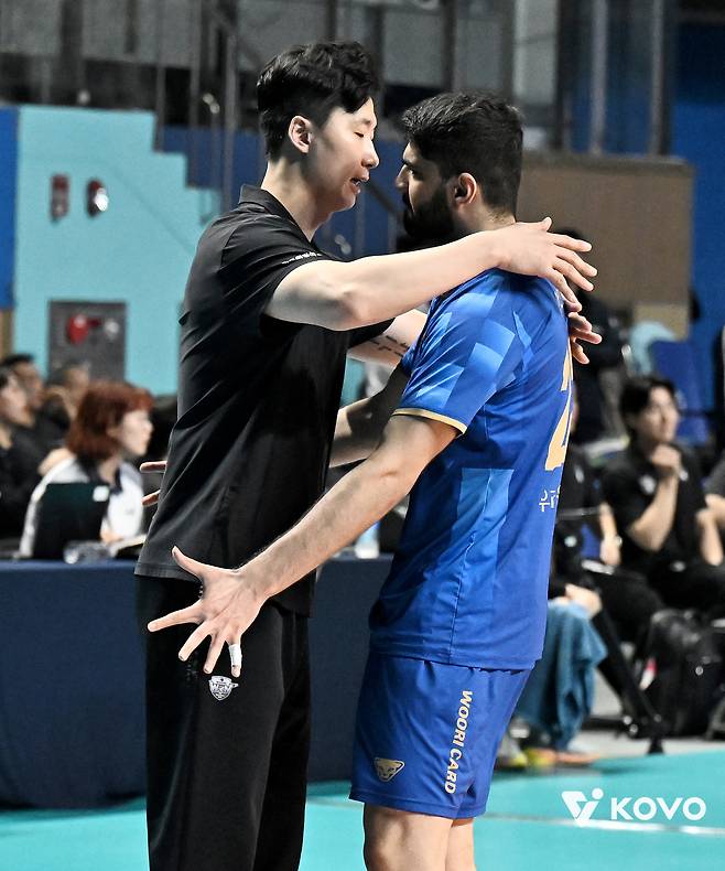 우리카드 박철우 감독대행이 좋은 감독 재목임을 알 수 있는 한마디 “플레이오프 1,2차전 패배는 전적으로 내 책임이다” [남정훈의 오버 더 네트]